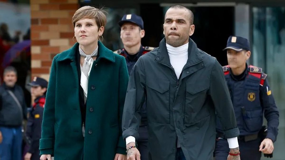 El jugador brasileño de fútbol, Dani Alves, acompañado de su abogada, Inés Guardiola, sale en libertad provisional del centro penitenciario.