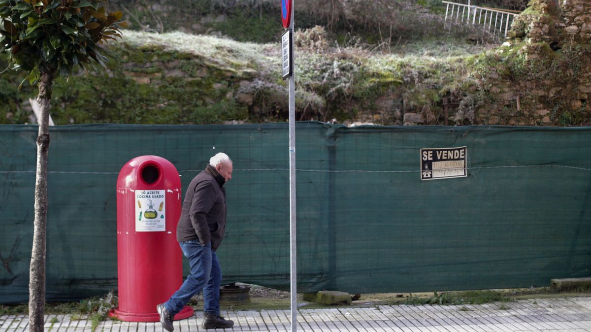 Imagen de archivo de un hombre caminando por una acera del municipio de Becerreá, Lugo