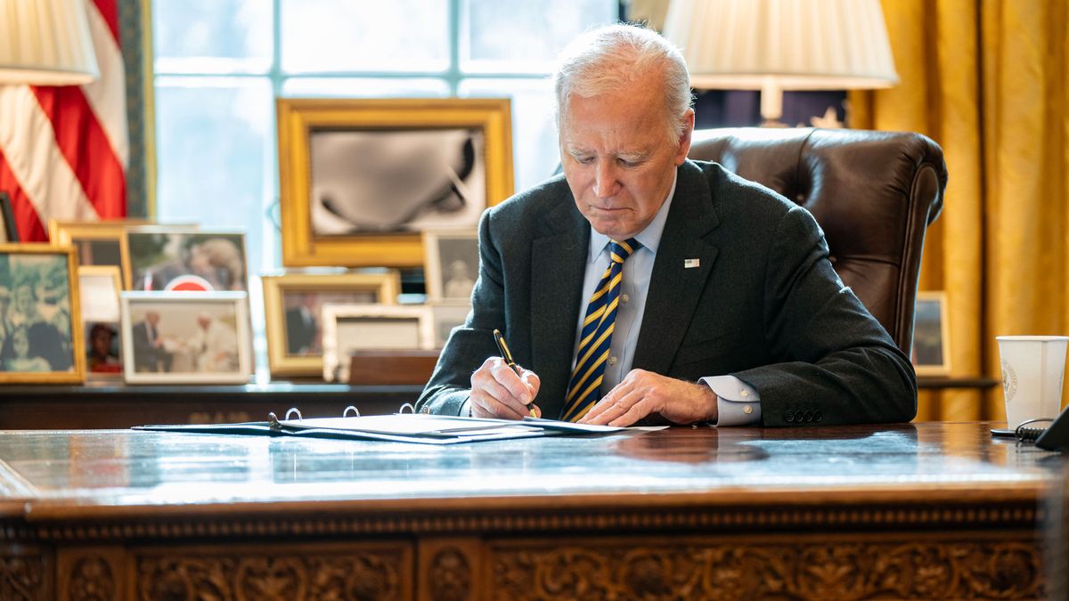 Joe Biden firmado documentos oficiales en el Despacho Oval de la Casa Blanca