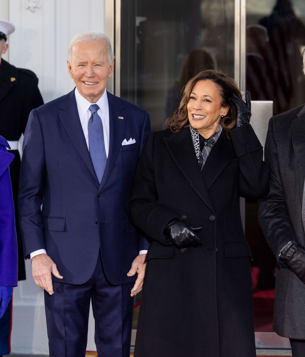 Kamala Harris junto a Biden.