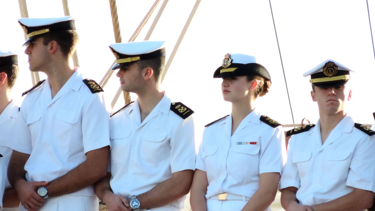 Leonor, con algunos de sus compañeros guardiamarinas