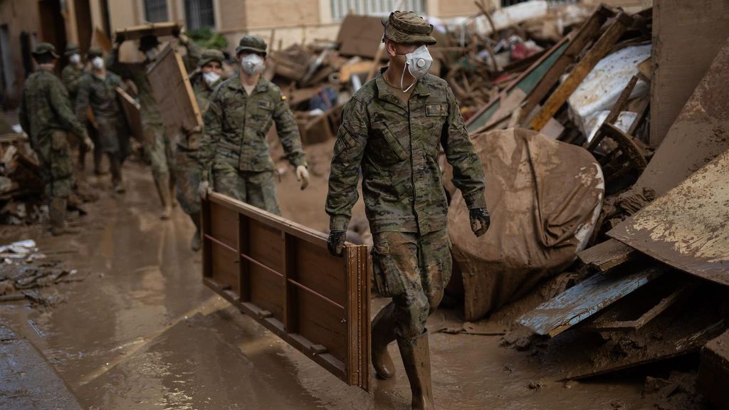 Militares trabajando en Paiporta tras la dana