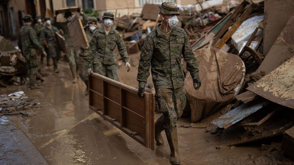 Militares trabajando en Paiporta tras la dana