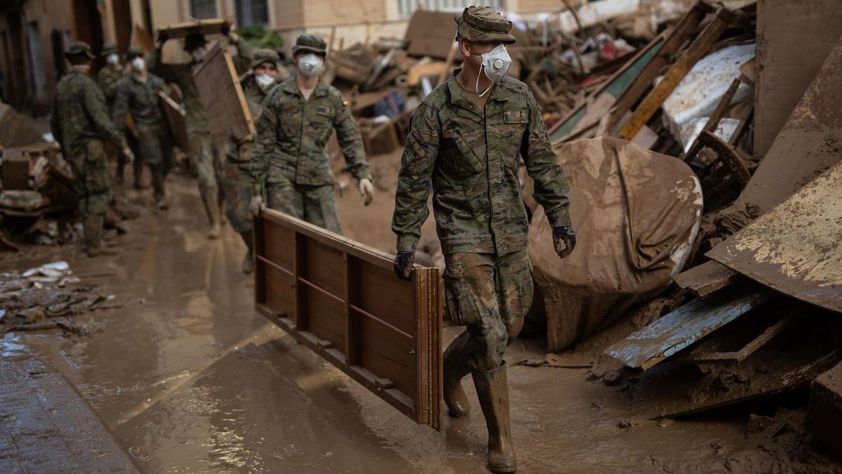 Militares trabajando en Paiporta tras la dana