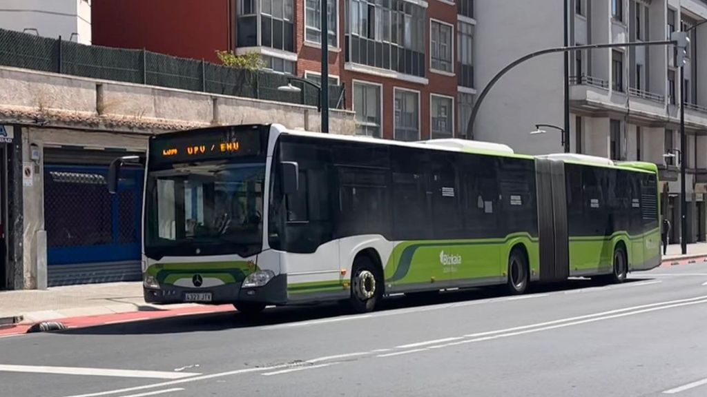 Un bizkaibus circulando por Bilbao