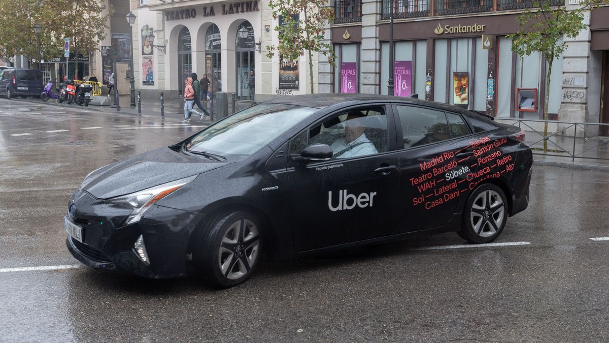 Un vehículo con licencia VTC circula por una calle de Madrid