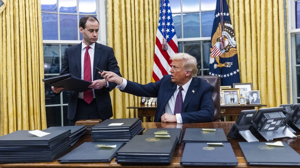 Donald Trump firma los primeros decretos de su mandato desde el Despacho Oval