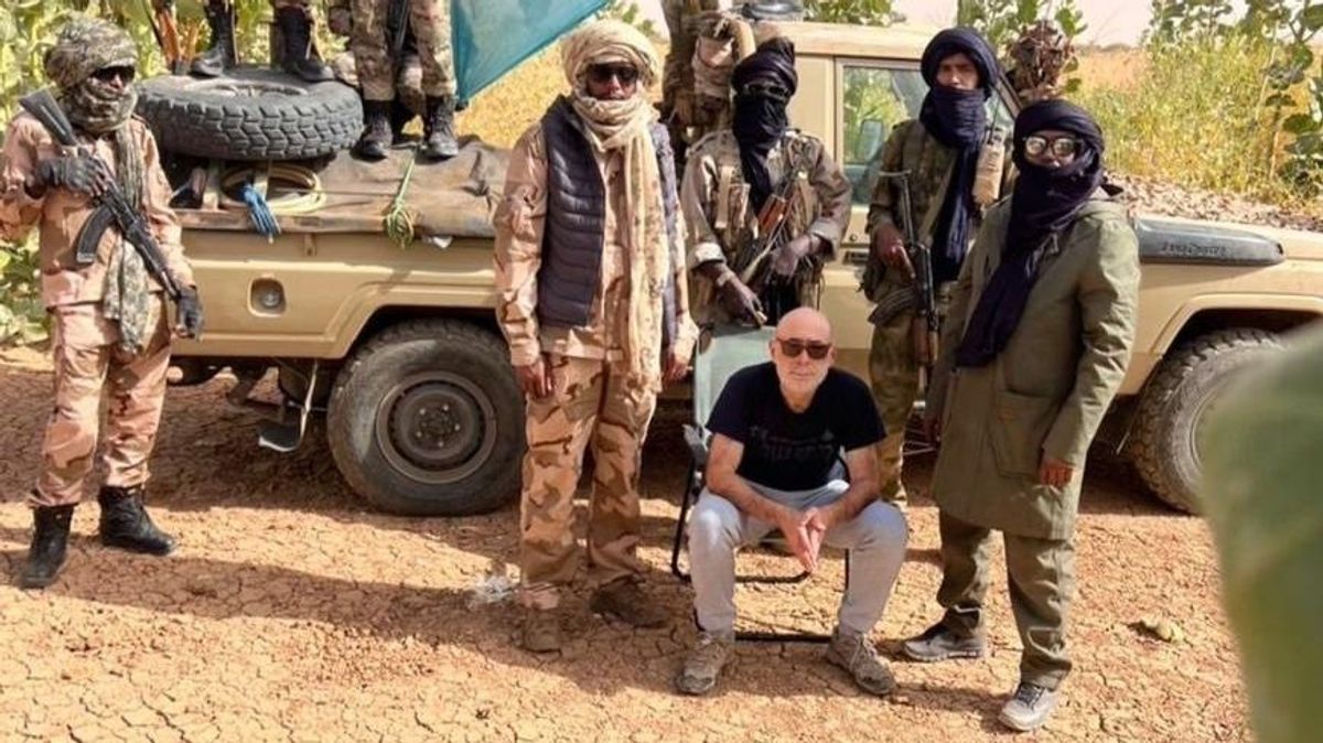 El español liberado en el norte de Malí junto a miembros del Frente de Liberación del Azawad (FLA) que le han localizado