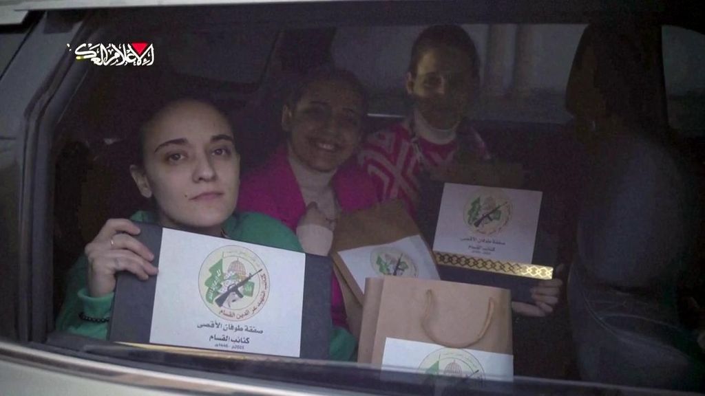 Hamás da a las tres rehenes israelíes una 'bolsita de recuerdo' del secuestro con fotos del cautiverio