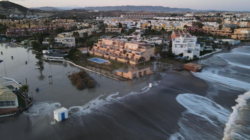 La borrasca Garoé se 'come' la playa de Vera, en Almería