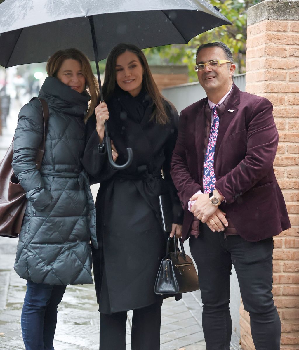 La reina Letizia posa junto a María Dolores Ocaña, Jefa de la secretaría de la reina, y el Presidente de la Federación Española de Enfermedades Raras (FEDER)