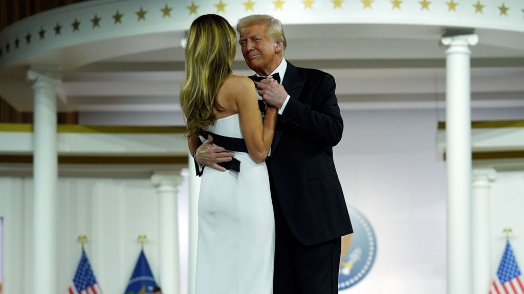 Melania Trump: las diferencias entre los looks que ha lucido en las dos investiduras de Donald Trump