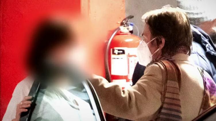 Raphael charla con una doctora del 12 de Octubre