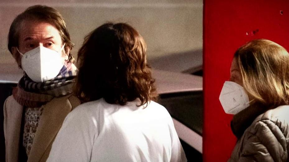 Raphael llega al Hospital 12 de Octubre en Madrid