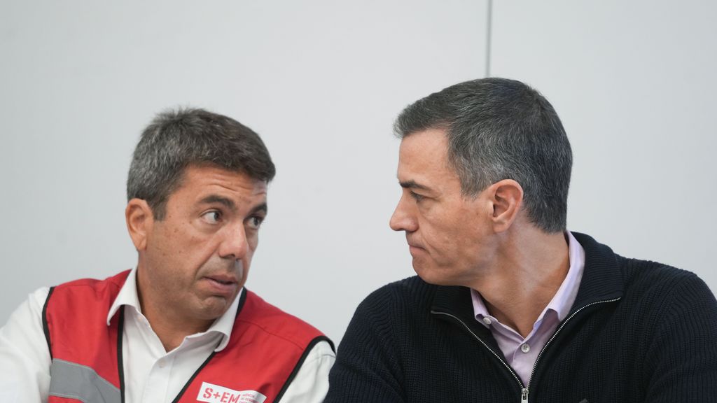 Reunión entre el presidente de la Generalitat valenciana, Carlos Mazón (i) y el presidente del Gobierno, Pedro Sánchez (d) en el CECOPI en octubre de 2024