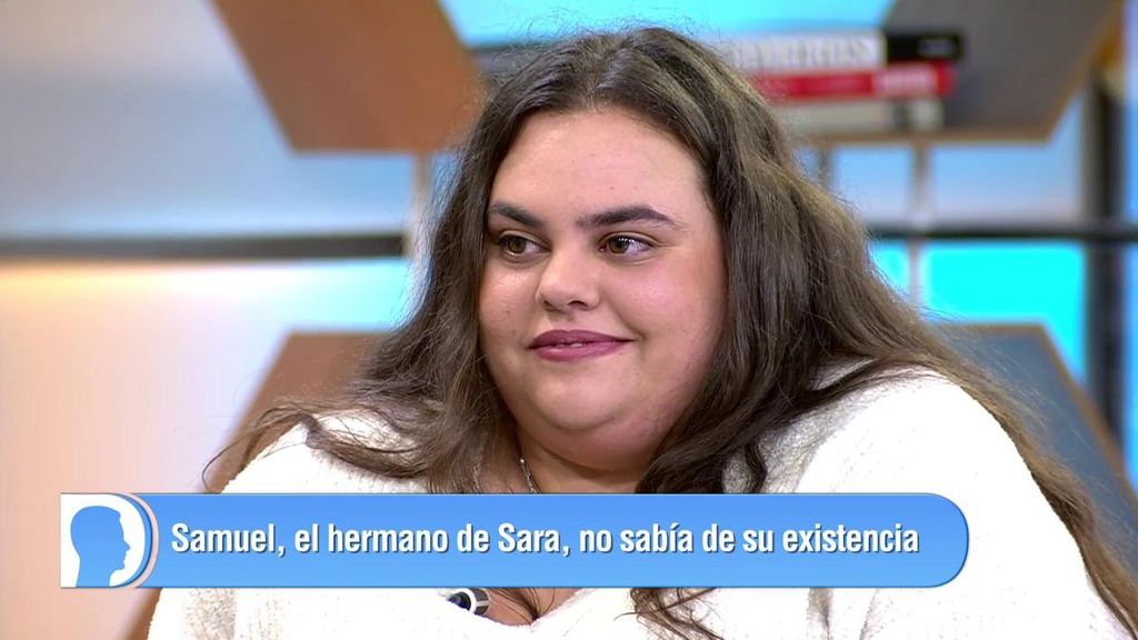 Sara habla telefónicamente con su hermano