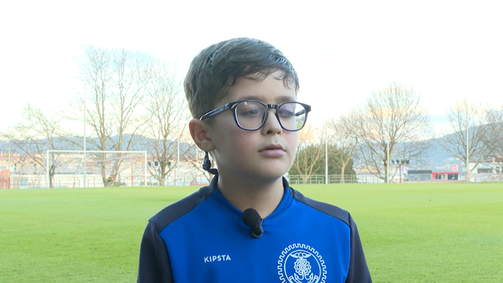 Álvaro, el niño de siete años al que una discapacidad visual no le impidió jugar al fútbol: "Me hace feliz"