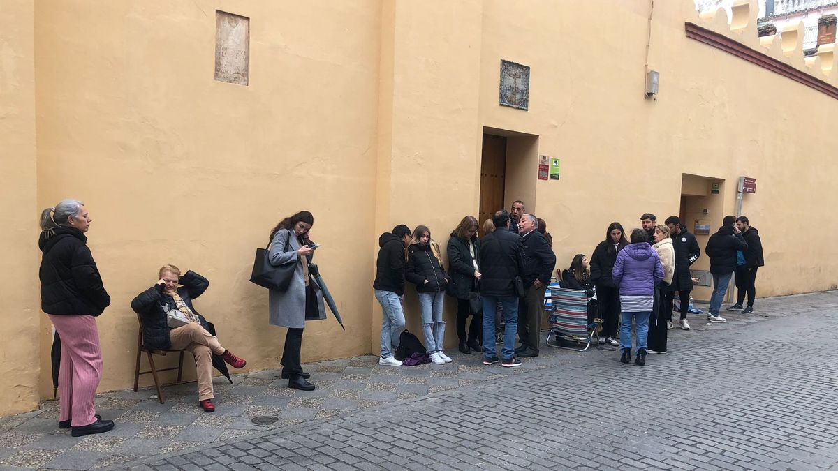 Colas a las puertas de la Parroquia de Santa Ana