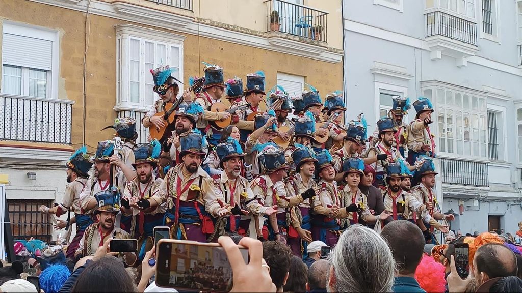 Coro 'Los Martínez', durante el carrusel de coros en la plaza del mercado