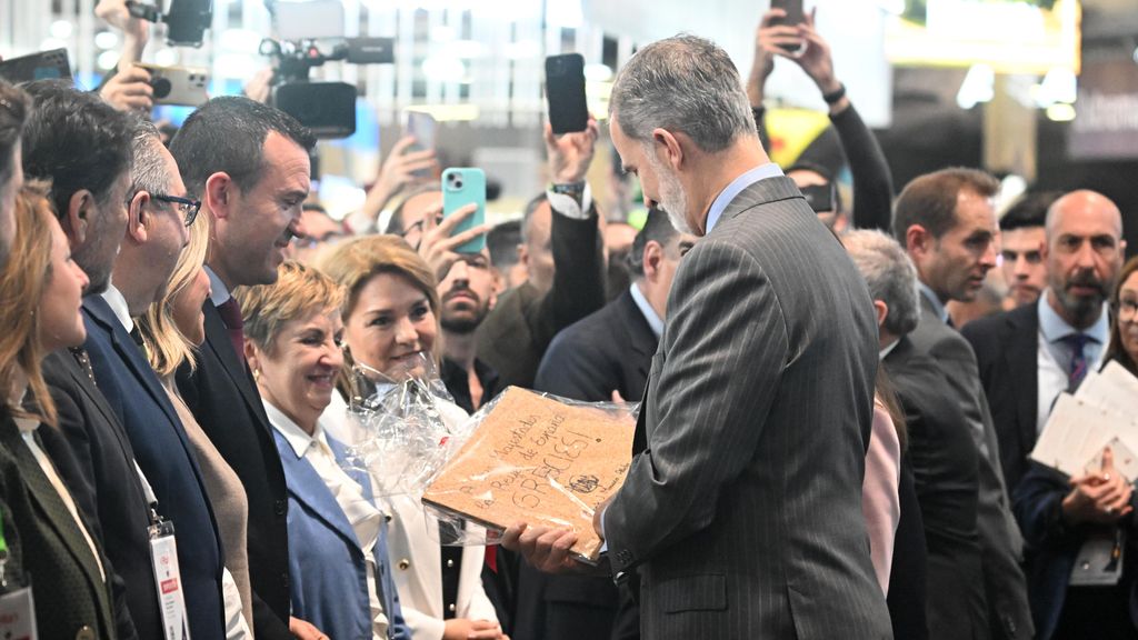 El rey Felipe recibiendo un regalo en Fitur.