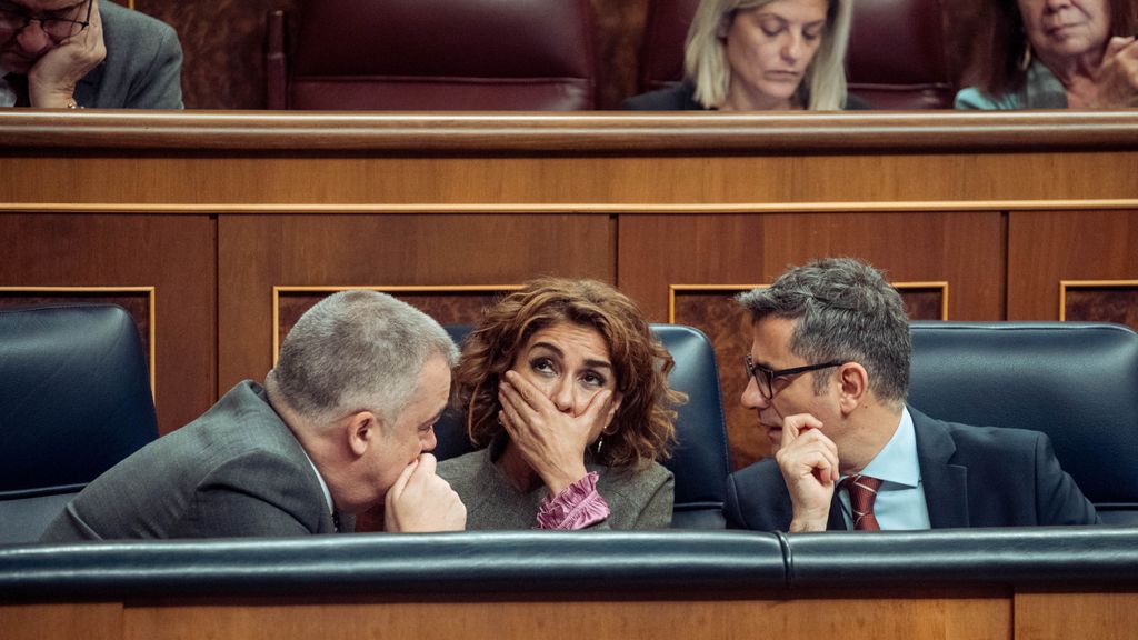 La vicepresidenta primera, María Jesús Montero, y el ministro de la Presidencia, Félix Bolaños, durante el pleno en el Congreso