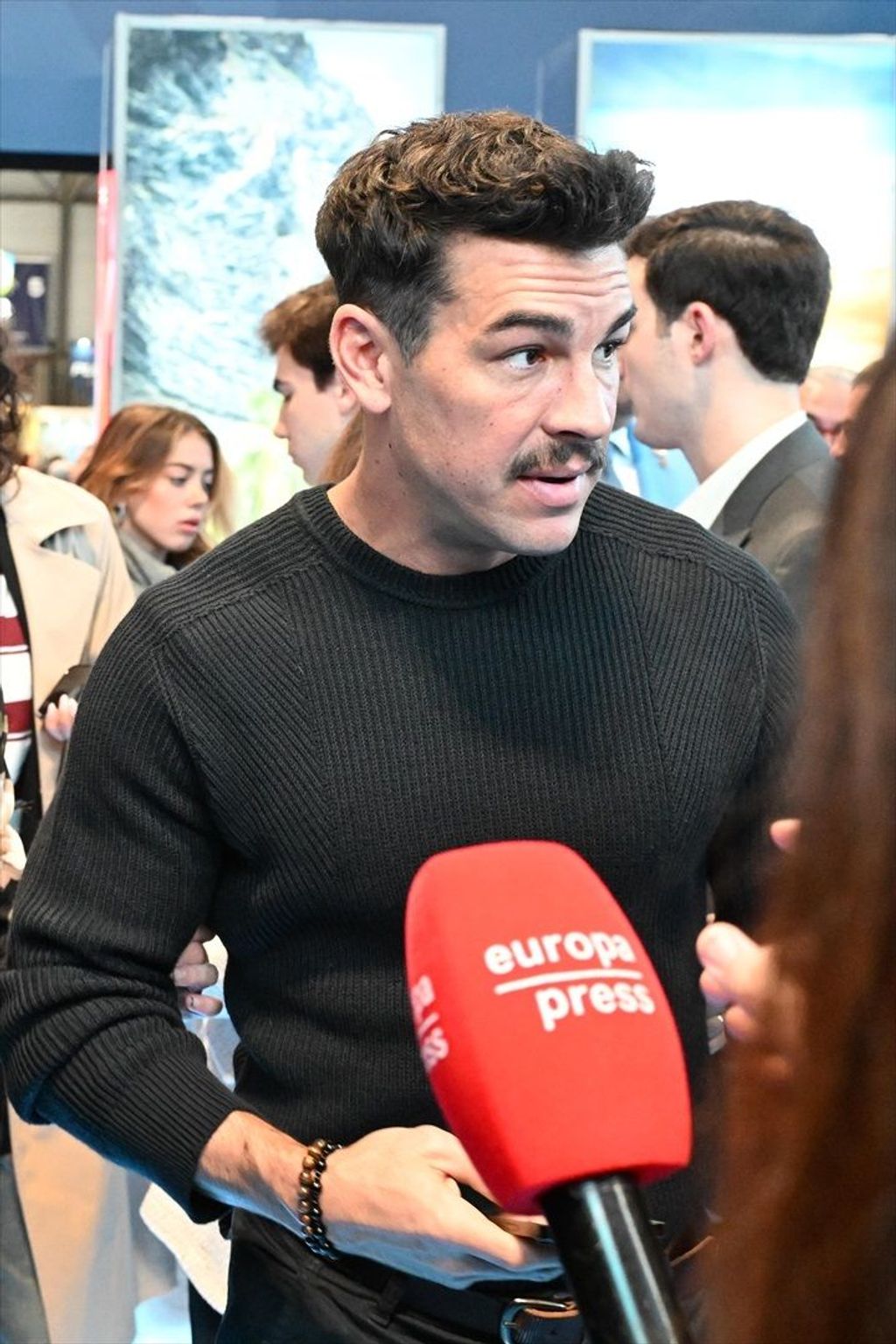 Mario Casas, atendiendo a la prensa con su nuevo aspecto en FITUR