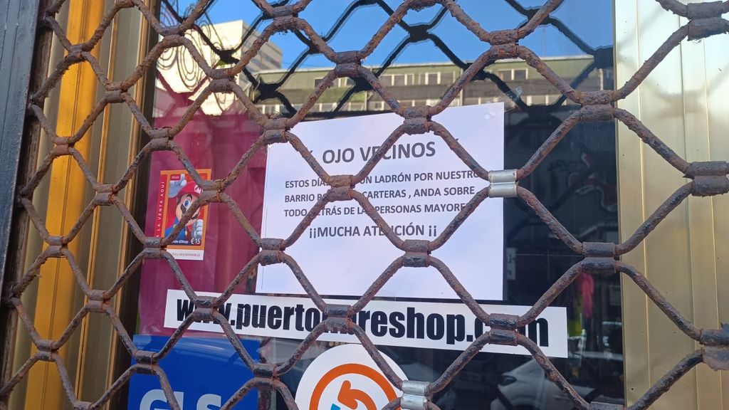 Otro de los carteles colocado en un establecimiento comercial del barrio de A Falperra, A Coruña