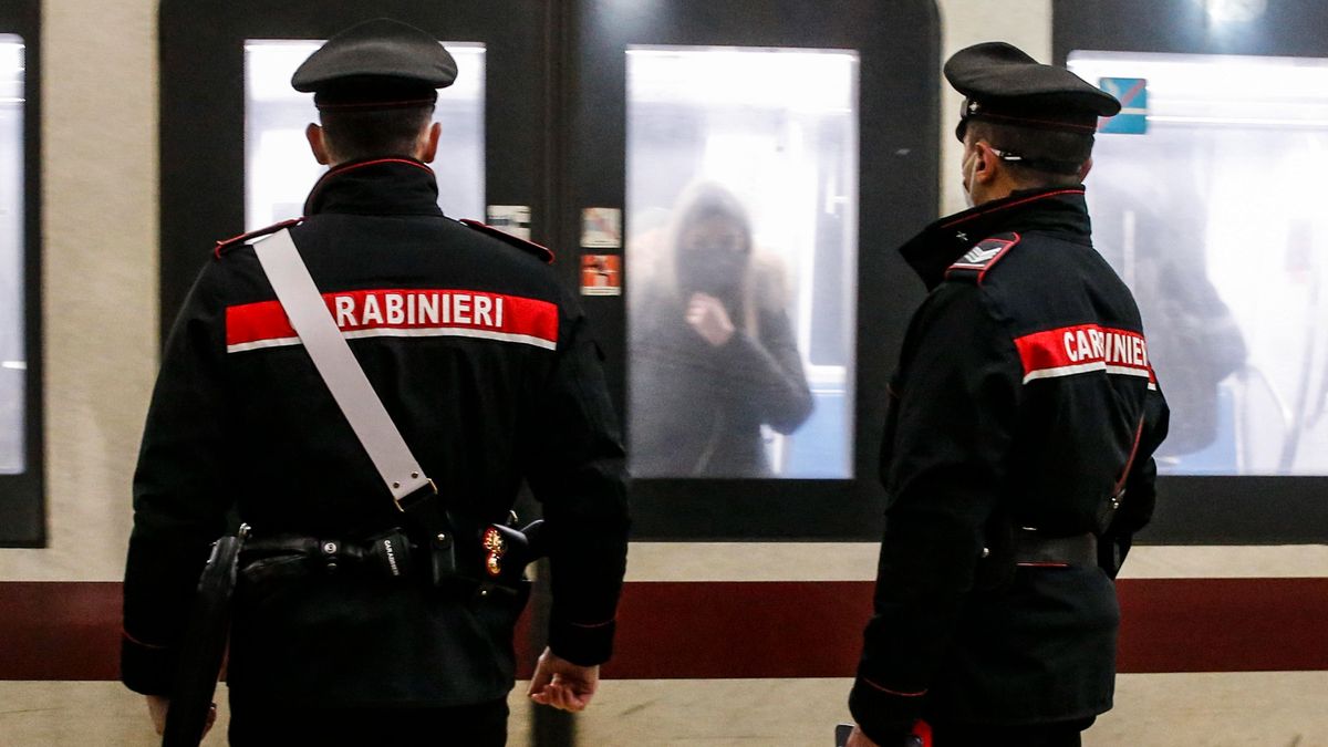 Policías italianos en una estación de tren en Roma