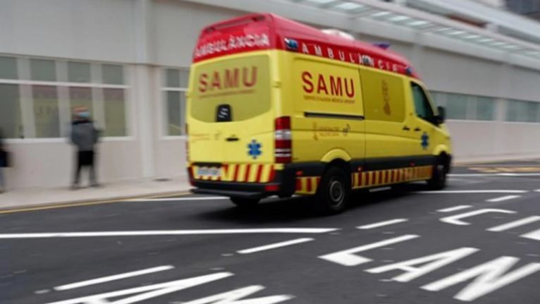 Una ambulancia Samu en las puertas de un centro sanitario.
