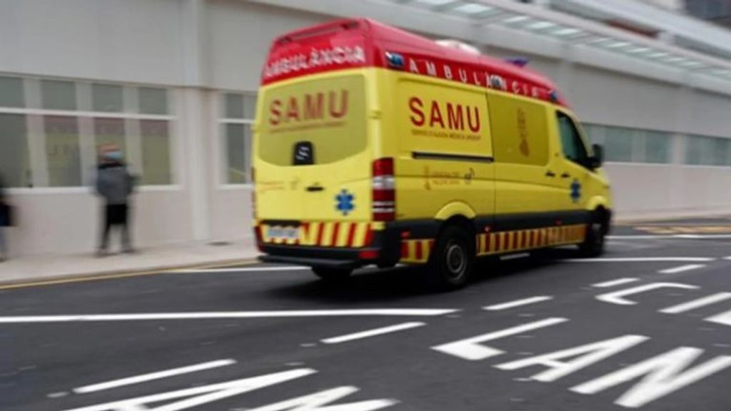 Una ambulancia Samu en las puertas de un centro sanitario.