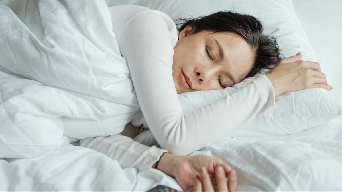 Una mujer durmiendo en la cama