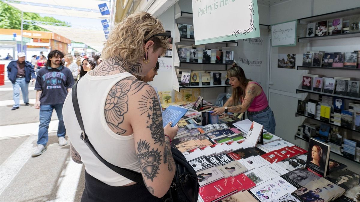 Una persona visita una caseta durante la inauguración de la 83ª edición de la Feria del Libro de Madrid