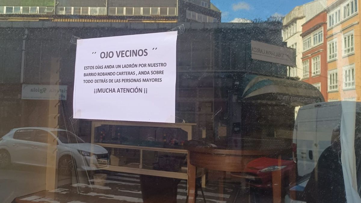 Uno de los carteles pegado en el escaparate de un establecimiento de A Falperra, A Coruña