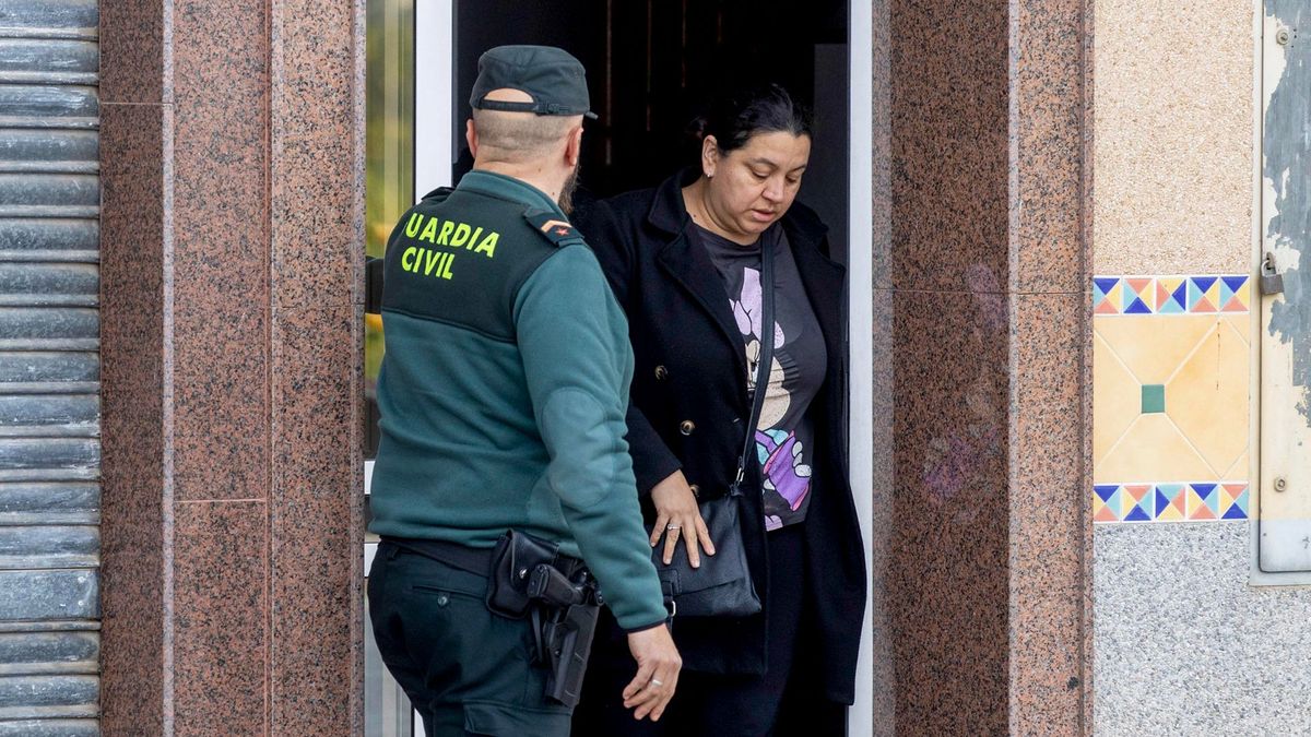 Agentes de la Guardia Civil acompañan a la hija de la mujer de 79 años de nacionalidad colombiana asesinada en Torreagüera,