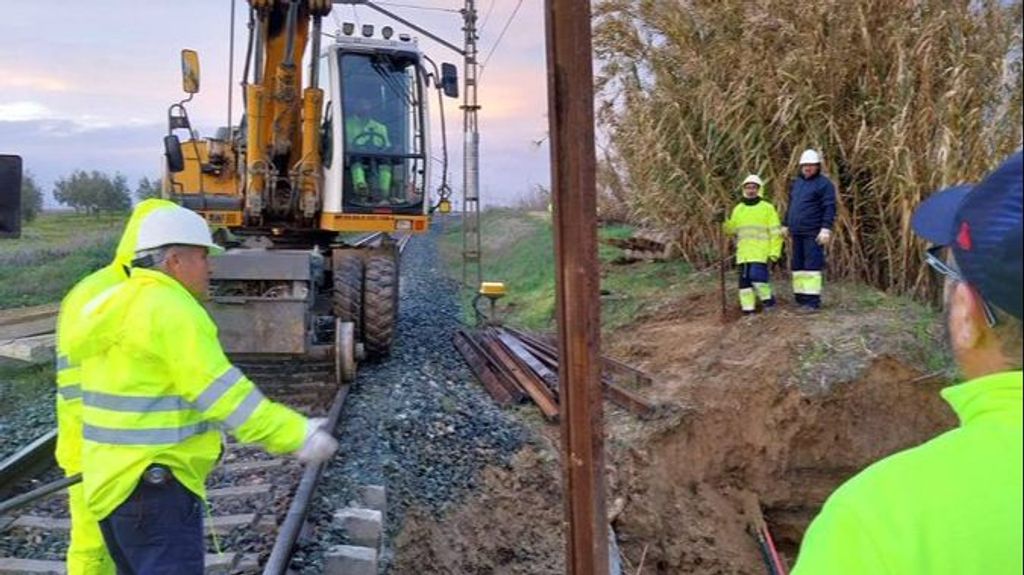 Daños registrados a principios de esta semana en la línea ferroviaria Sevilla-Huelva provocados por la lluvia de la borrasca Garoé