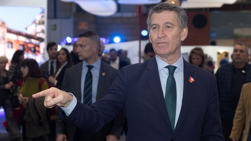 El presidente del Partido Popular, Alberto Núñez Feijóo, durante su visita a la Feria Internacional de Turismo