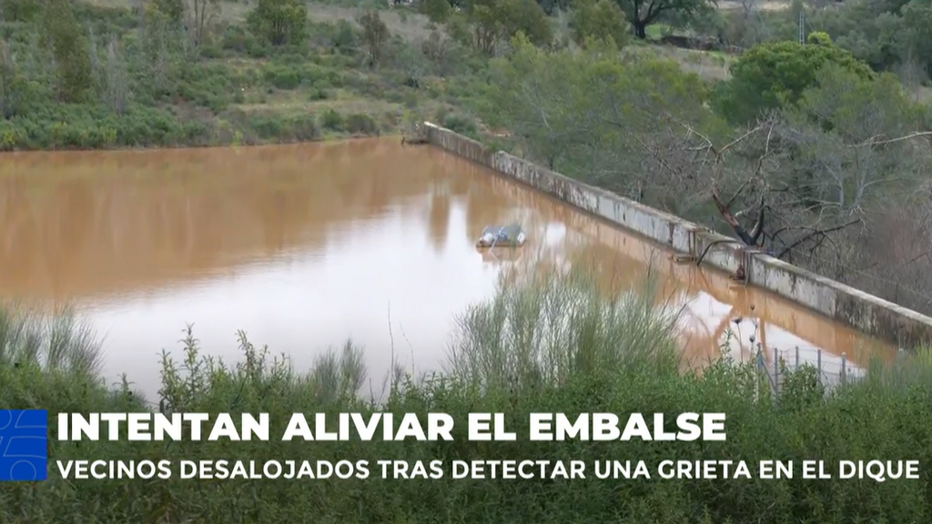 La grieta en una presa de Cueva de la Mora (Huelva)