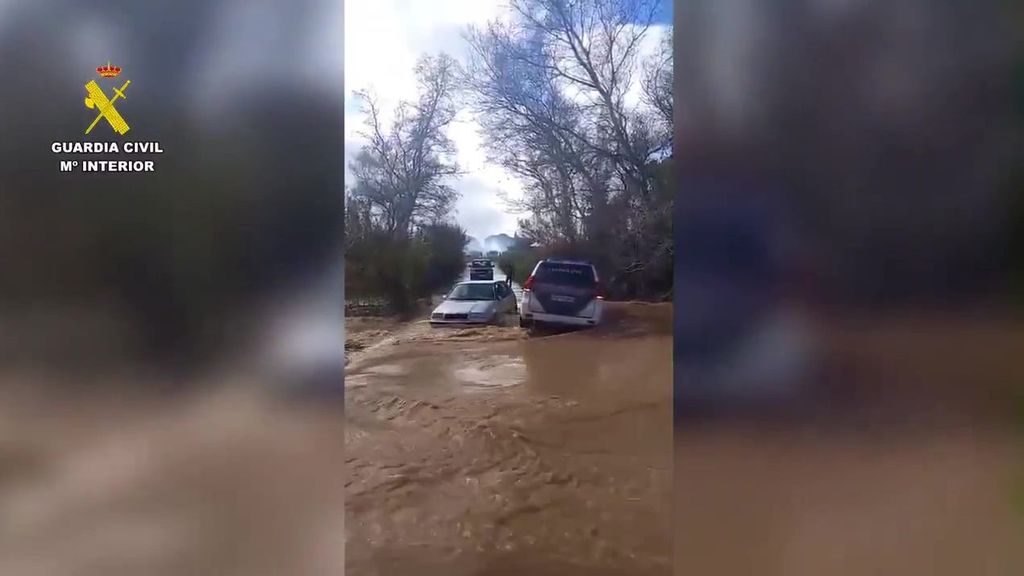 La Guardia Civil rescata a un conductor atrapado en el arroyo de Santa María, en Almonte