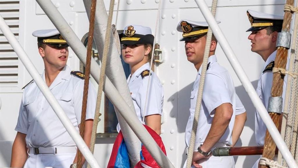 La princesa Leonor parte hacia Brasil con Elcano