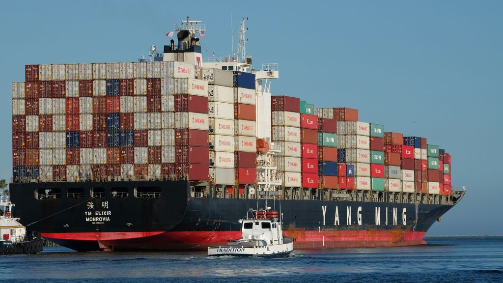 Los barcos flotan por la fuerza de empuje hacia arriba