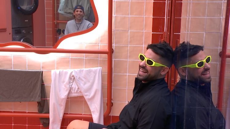 Miguel y Óscar en la lavandería