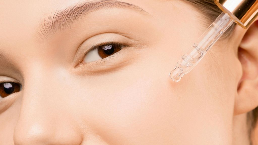 Mujer aplicándose sérum en el rostro