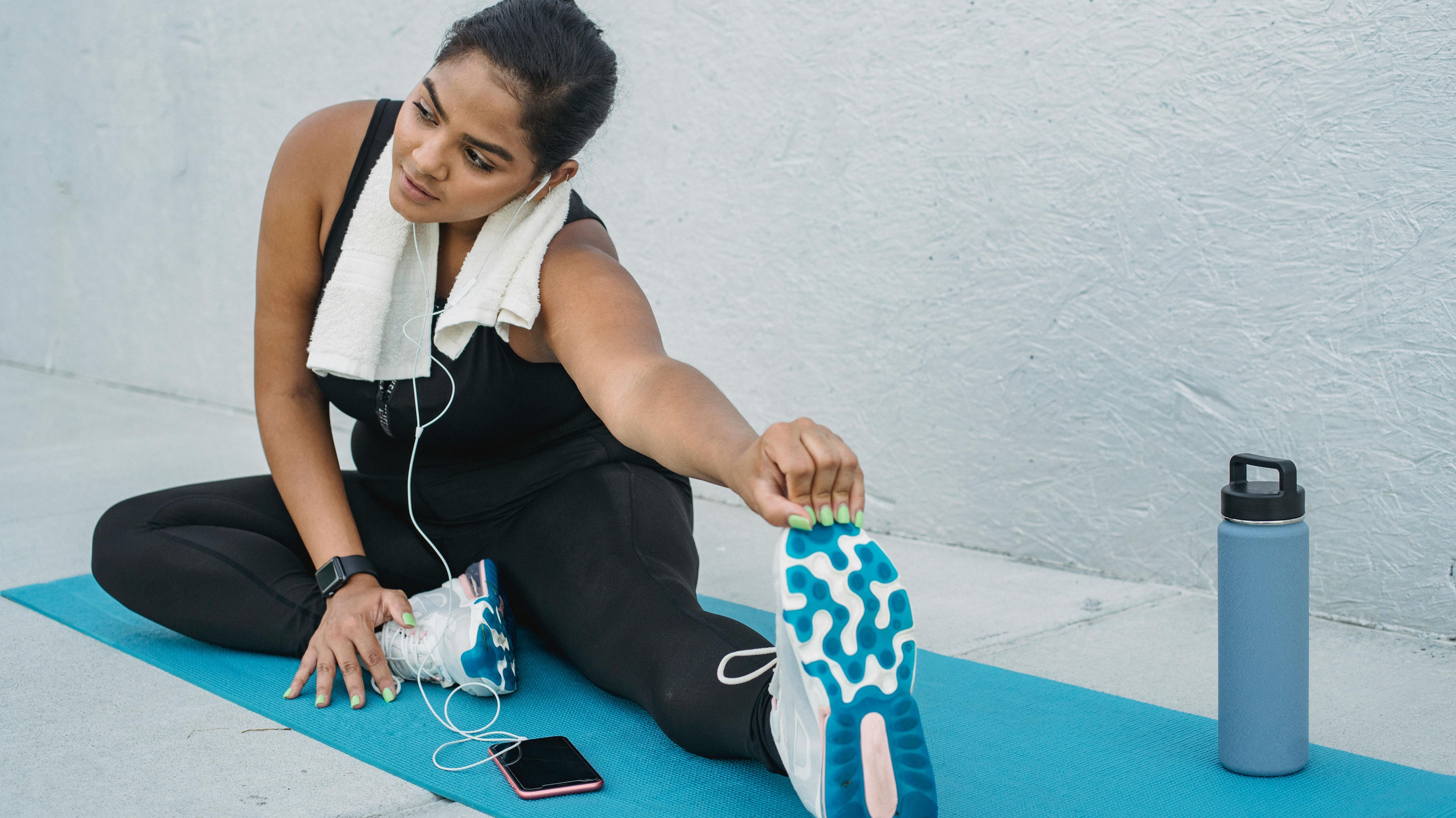 Mujer estirando tras el entrenamiento