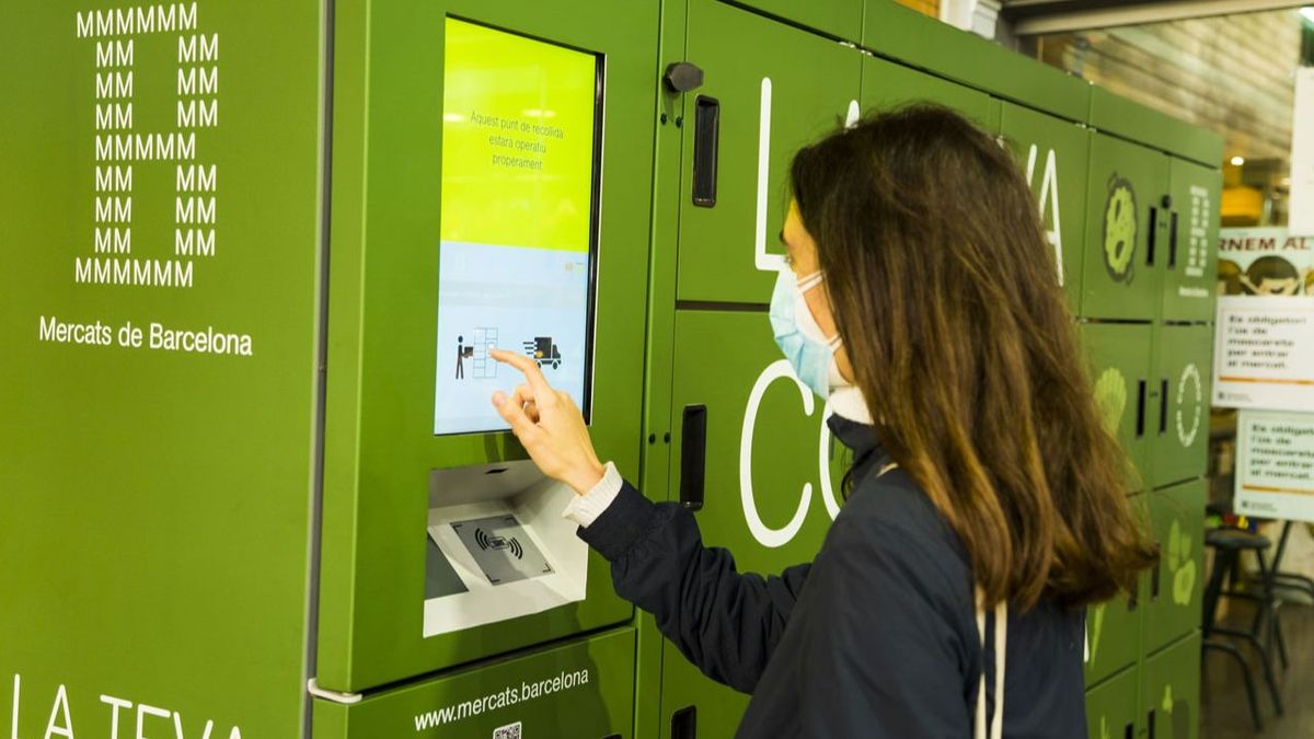 Taquillas refrigeradas de compra de productos en los mercados de Barcelona