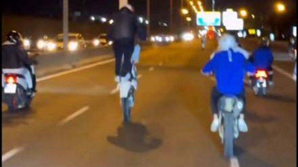 Acrobacias en plena SE-30 de Sevilla, a la altura del puente del Quinto Centenario