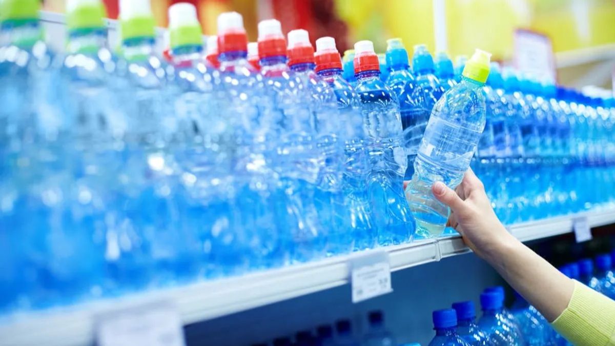 Agua embotellada en el lineal de un supermercado