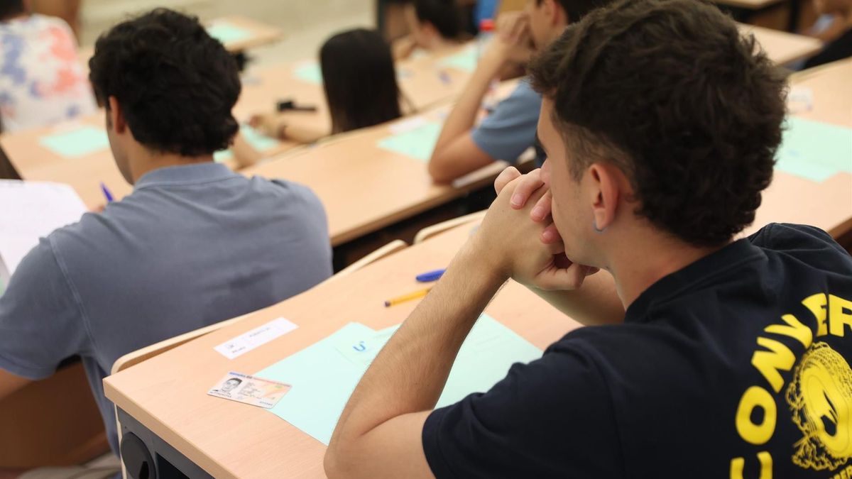 Alumnos en un exámen