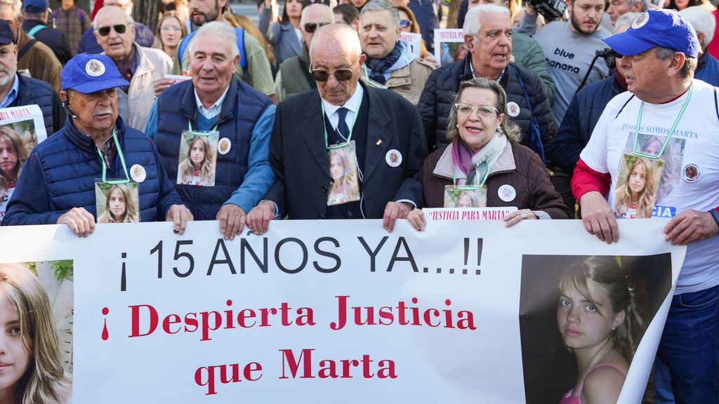 El abuelo de Marta del Castillo, José Antonio Casanova (3d), en la concentración ante los juzgados por el 15 aniversario del asesinato de Marta del Castillo