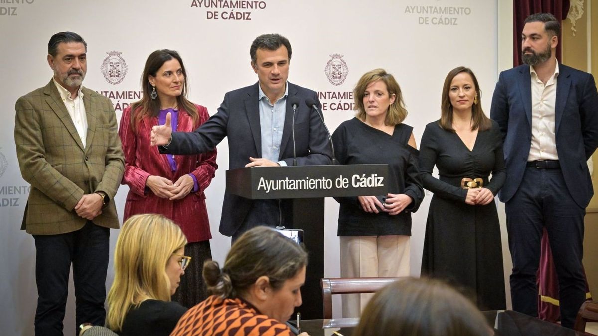 El alcalde de Cádiz, Bruno García, y la concejala de Vivienda, Ana Sanjuán, junto a otros concejales municipales en rueda de prensa