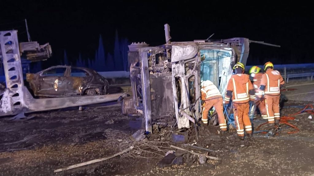 La cabina del camión quedó calcinada